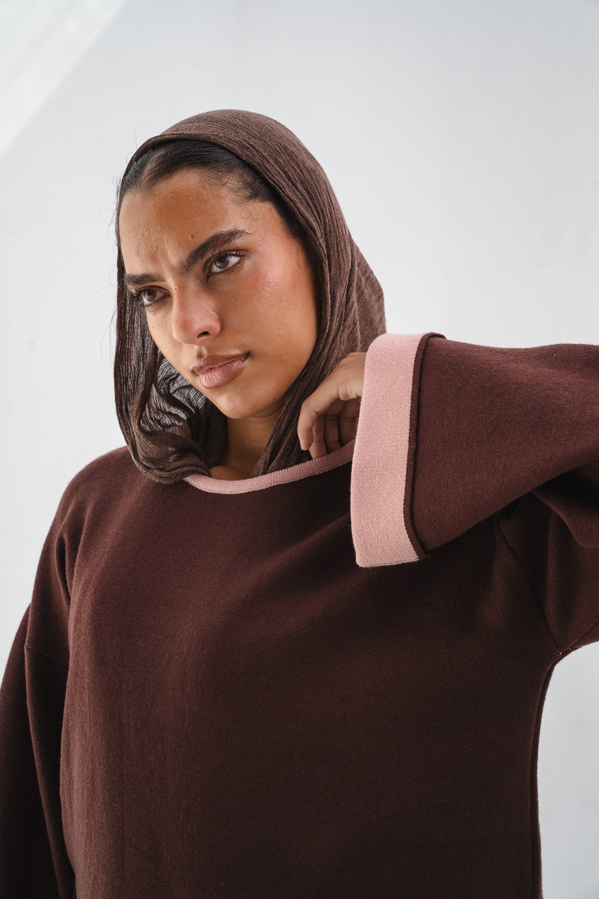 Contrast-Trim Knit Sweater - Brown
